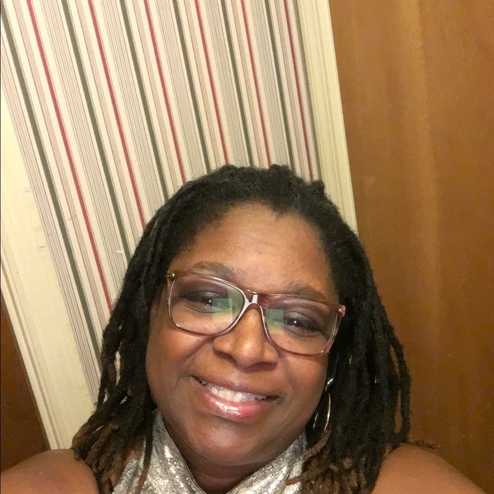 Meet your Posher, Debora